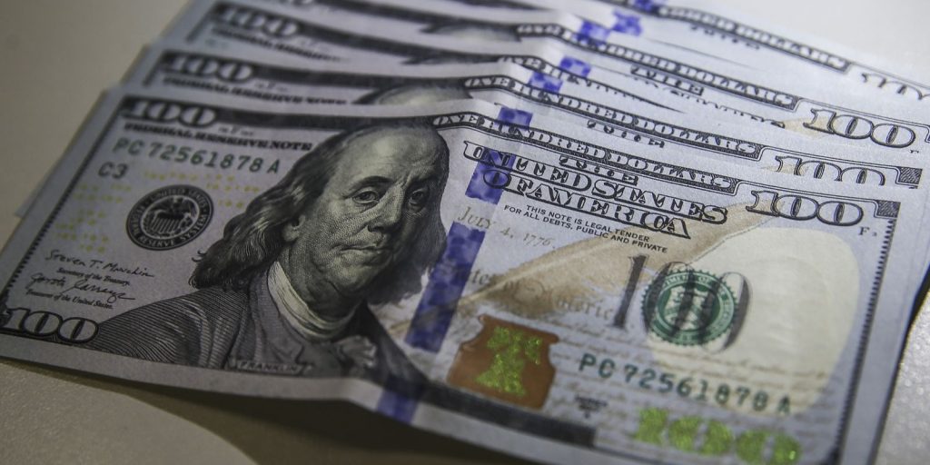 dolar-cai-para-r$-6,04-em-expectativa-com-reuniao-do-copom