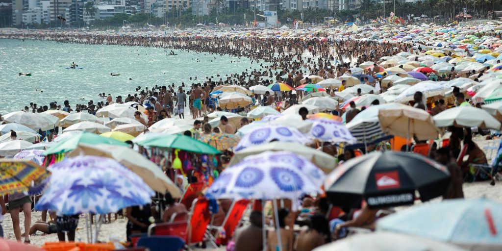 banho-noturno-na-orla-do-rio-atrai-cariocas-e-turistas-no-calorao