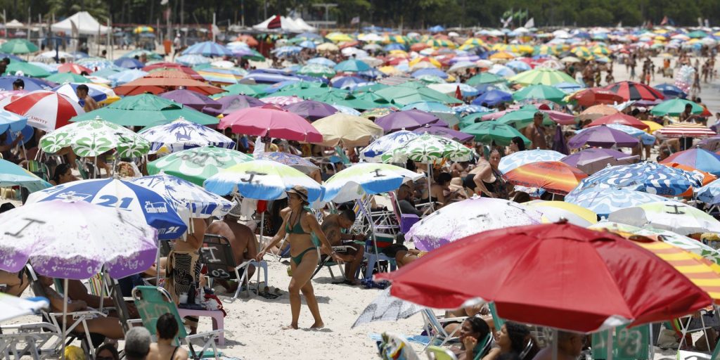 calor-de-39-graus-deixa-as-praias-lotadas-no-rio-de-janeiro